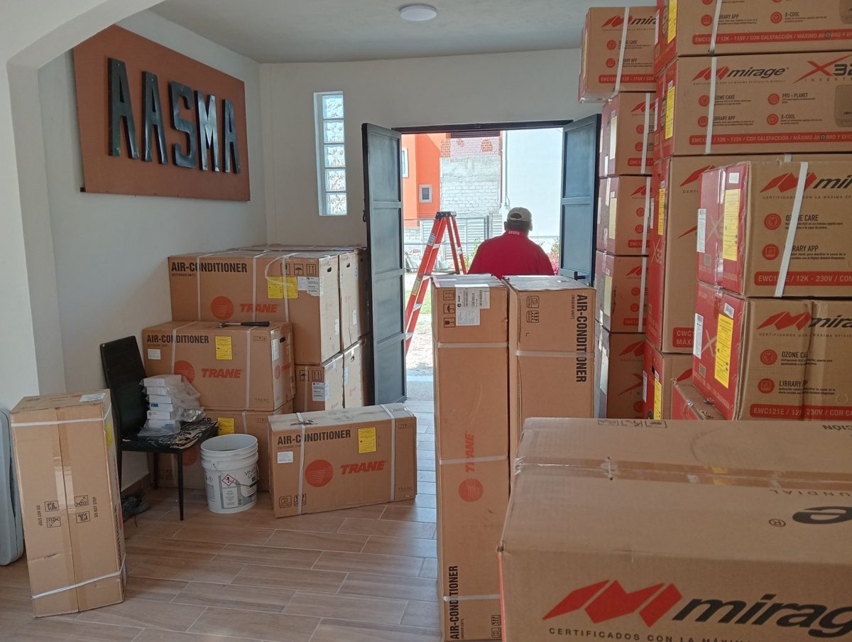 Local de AASMA con equipos de aire acondicionado Mirage y Trane listos para instalar