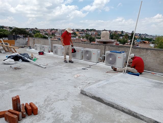 Instalación de varias condensadoras de minisplit en una azotea de San Miguel de Allende
