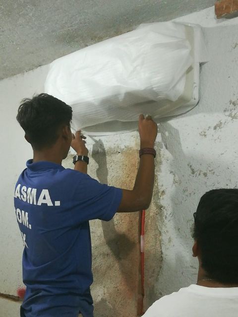Técnico de AASMA protegiendo la unidad interior de un minisplit antes de trabajar