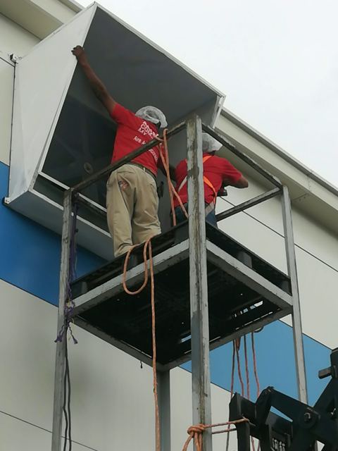 Técnicos de AASMA trabajando en un ducto de ventilación industrial sobre una plataforma
